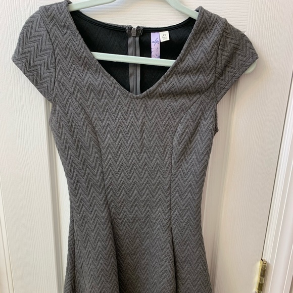 Grey pattern dress - Picture 1 of 4